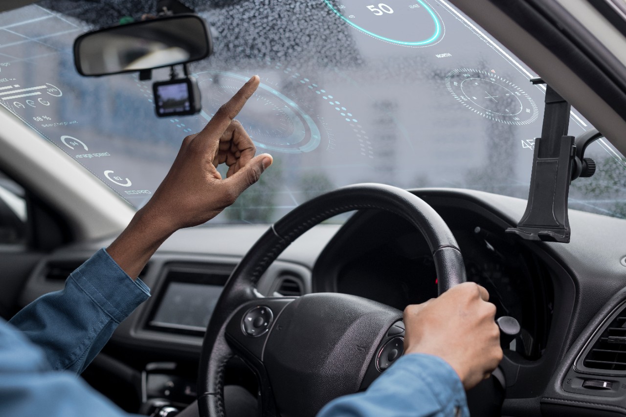 Tela interativa transparente da janela em um carro inteligente